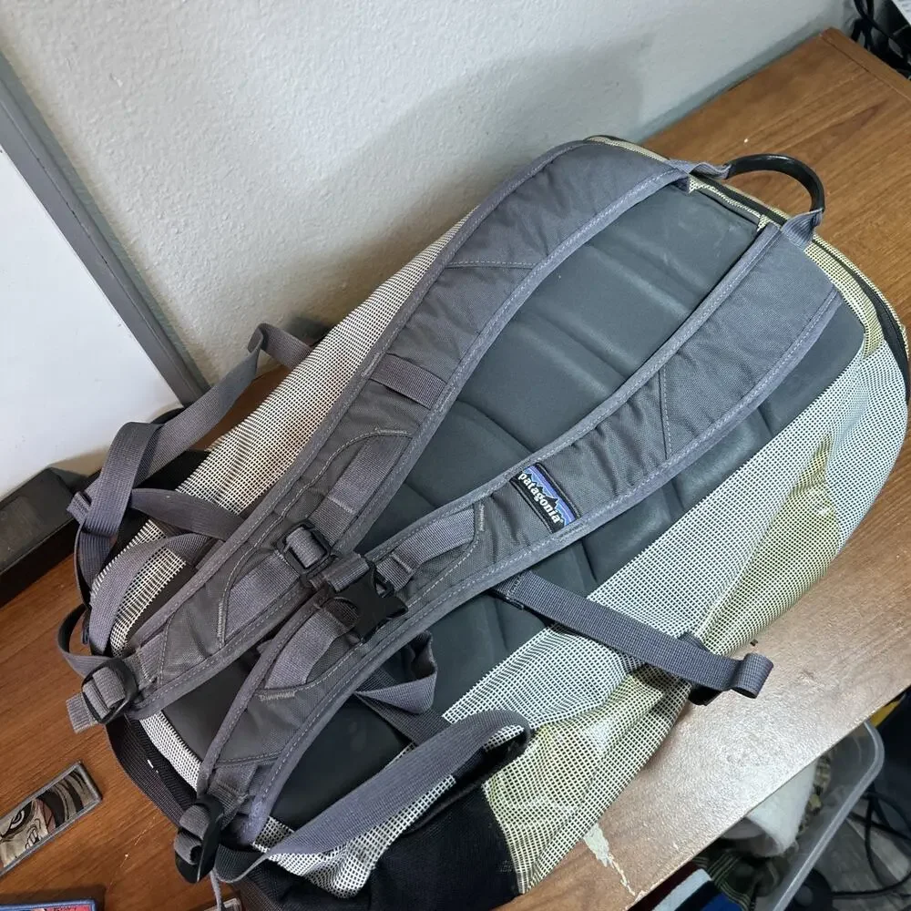 Patagonia Black Hole Back Pack 25L Gray White Weave Pattern Zip